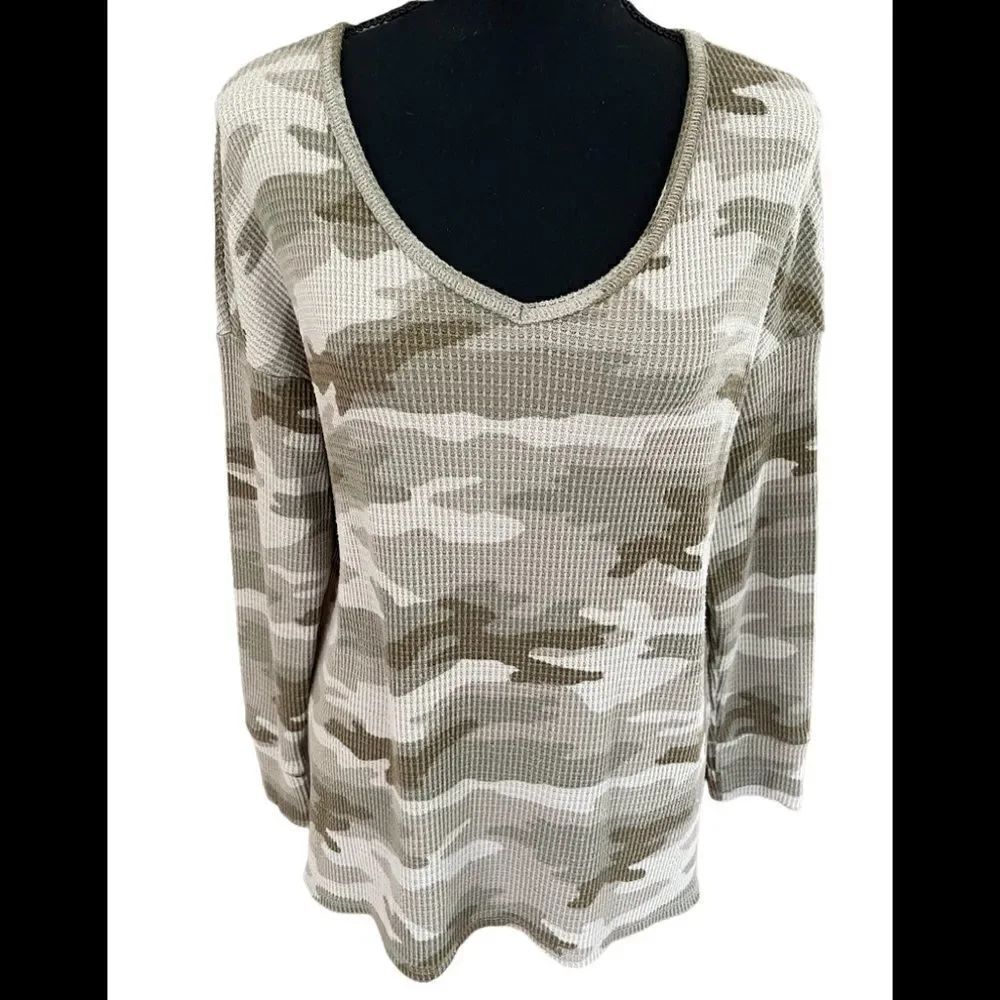 American Eagle Outfitters camo waffle knit v neck top, size XS